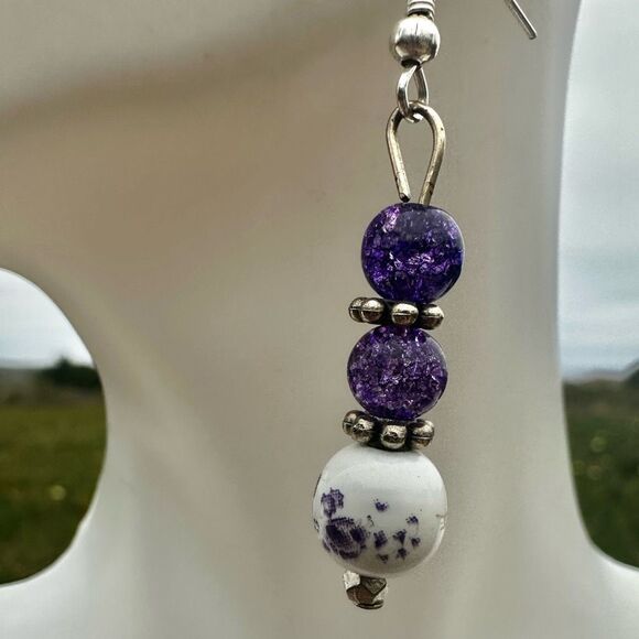 Purple and white handmade beaded earrings - Picture 6 of 7